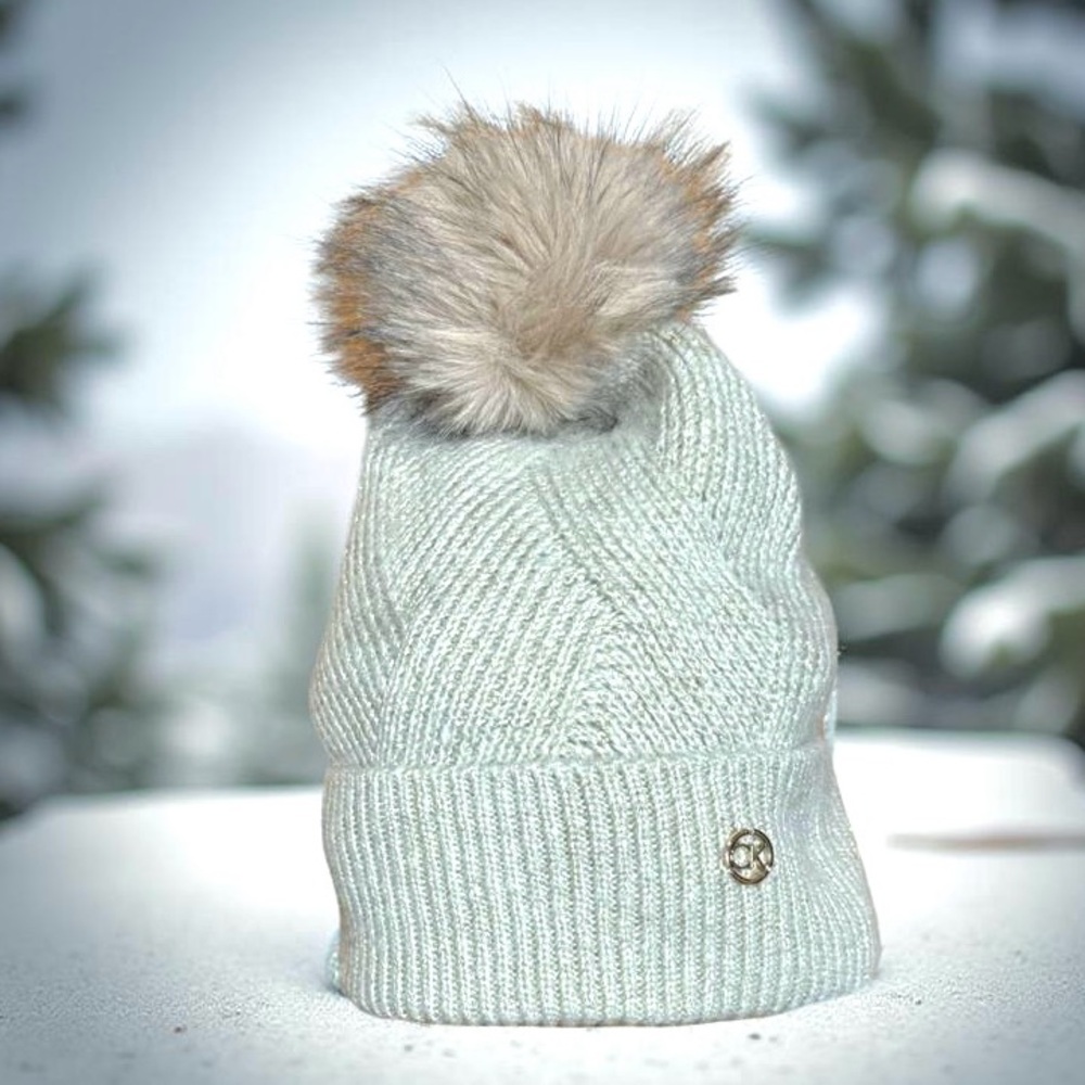 Calvin Klein NWT Beanie fur Pom Pom in chunky knit,gold emblem logo,Gold thread